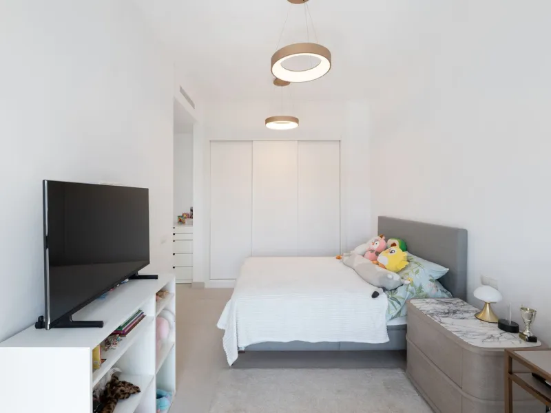 Discover this spacious and bright, beautiful townhouse located within the prestigious Finca Cortesin in Casares Costa. Available for sale, this 2-story property features 3 bedrooms and 3 bathrooms, offering ample space for comfortable living.