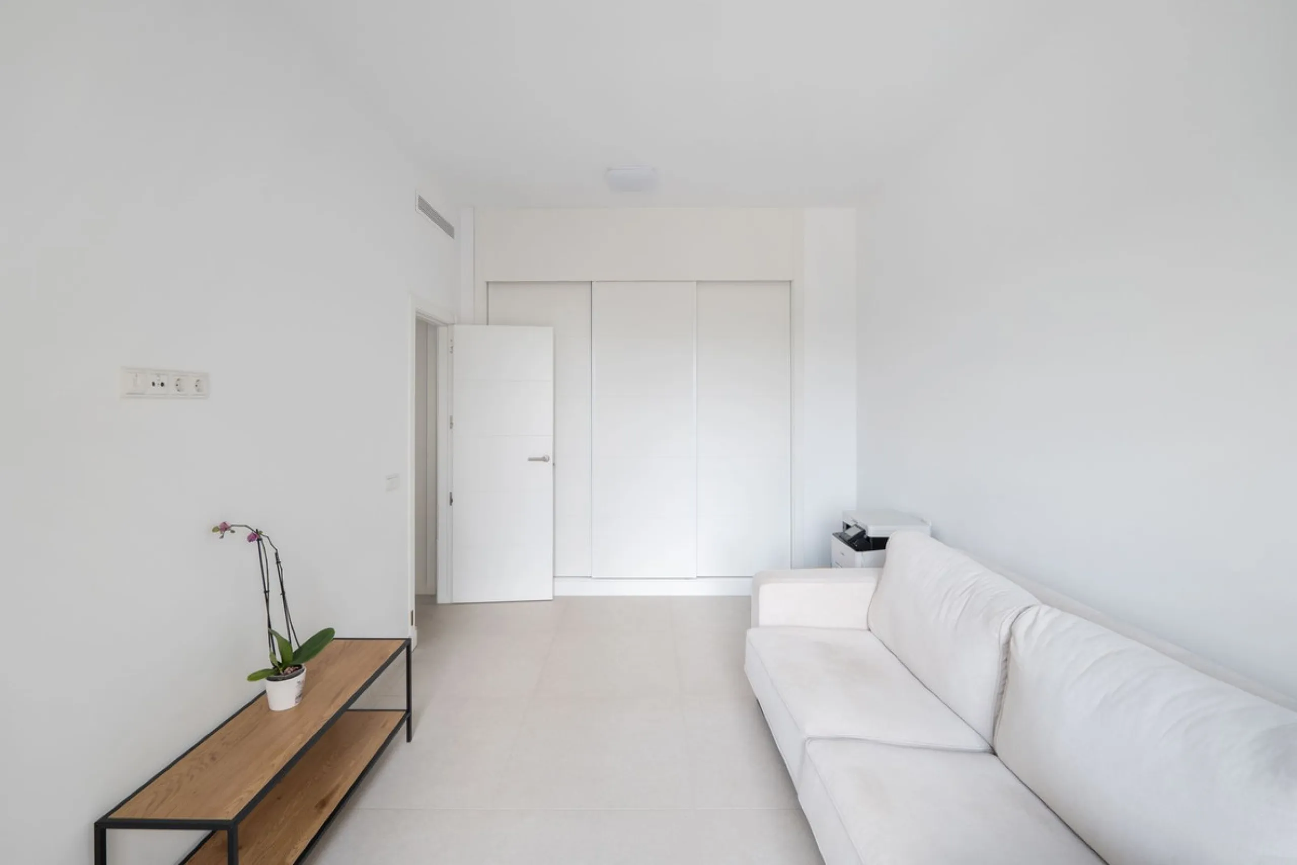 Discover this spacious and bright, beautiful townhouse located within the prestigious Finca Cortesin in Casares Costa. Available for sale, this 2-story property features 3 bedrooms and 3 bathrooms, offering ample space for comfortable living.