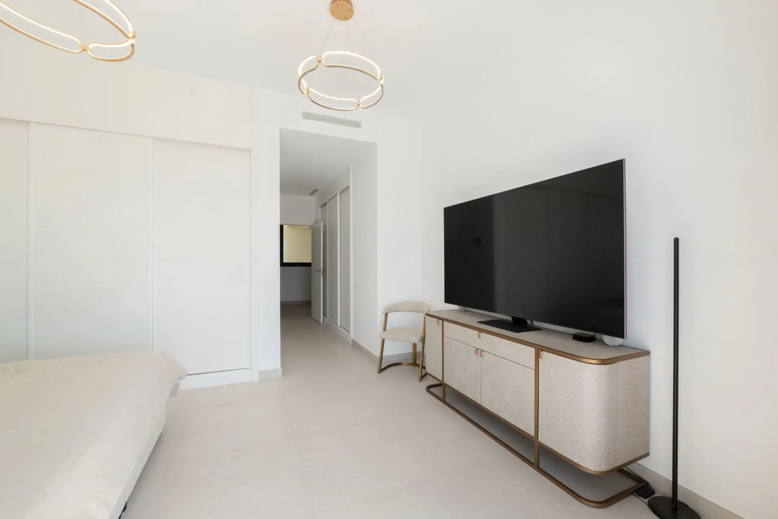 Discover this spacious and bright, beautiful townhouse located within the prestigious Finca Cortesin in Casares Costa. Available for sale, this 2-story property features 3 bedrooms and 3 bathrooms, offering ample space for comfortable living.