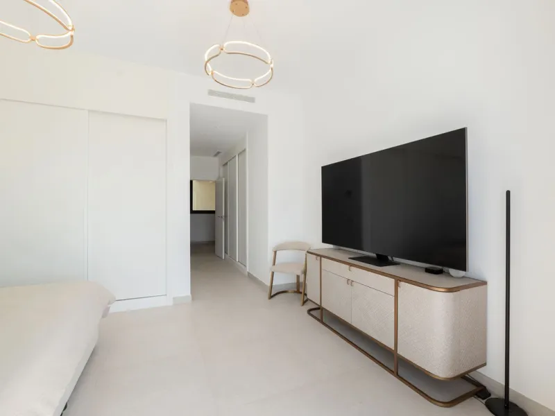 Discover this spacious and bright, beautiful townhouse located within the prestigious Finca Cortesin in Casares Costa. Available for sale, this 2-story property features 3 bedrooms and 3 bathrooms, offering ample space for comfortable living.