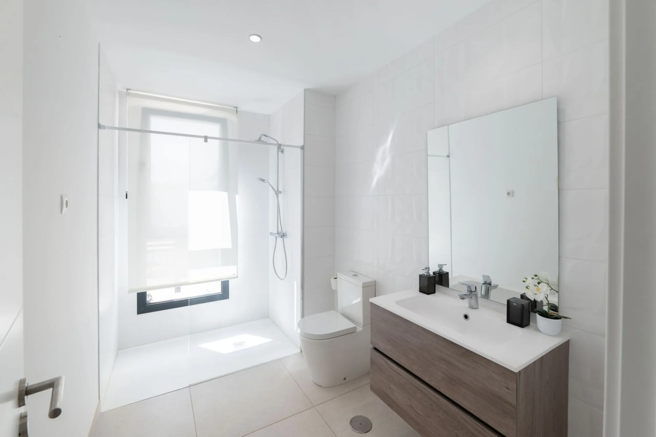 Discover this spacious and bright, beautiful townhouse located within the prestigious Finca Cortesin in Casares Costa. Available for sale, this 2-story property features 3 bedrooms and 3 bathrooms, offering ample space for comfortable living.