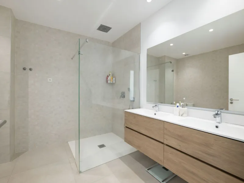 Discover this spacious and bright, beautiful townhouse located within the prestigious Finca Cortesin in Casares Costa. Available for sale, this 2-story property features 3 bedrooms and 3 bathrooms, offering ample space for comfortable living.