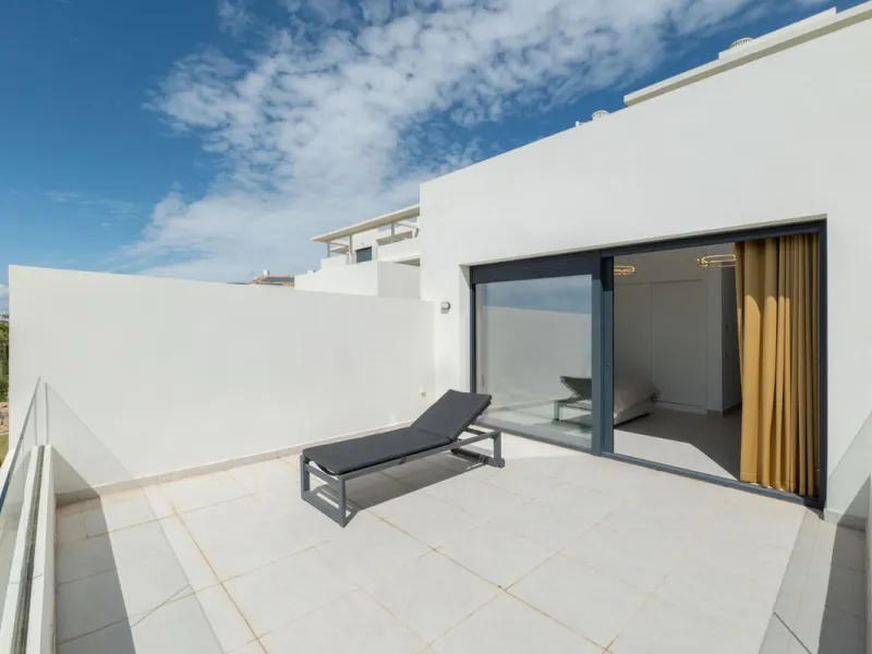 Discover this spacious and bright, beautiful townhouse located within the prestigious Finca Cortesin in Casares Costa. Available for sale, this 2-story property features 3 bedrooms and 3 bathrooms, offering ample space for comfortable living.