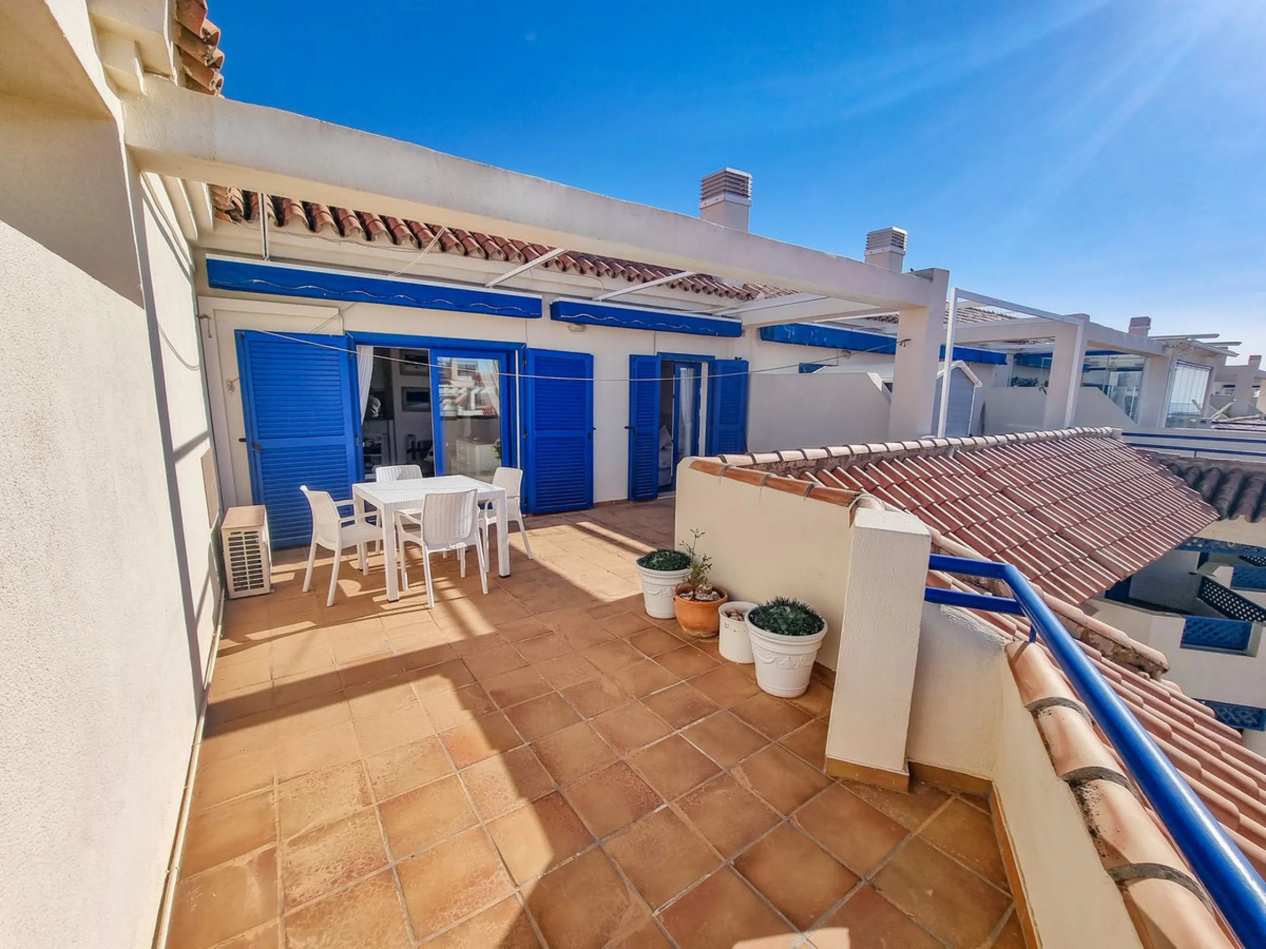 Fantastic 1-bedroom BEACHFRONT penthouse located in the well-known La Noria III development in San Luis de Sabinillas, straight at the beach and surrounded by all amenities.