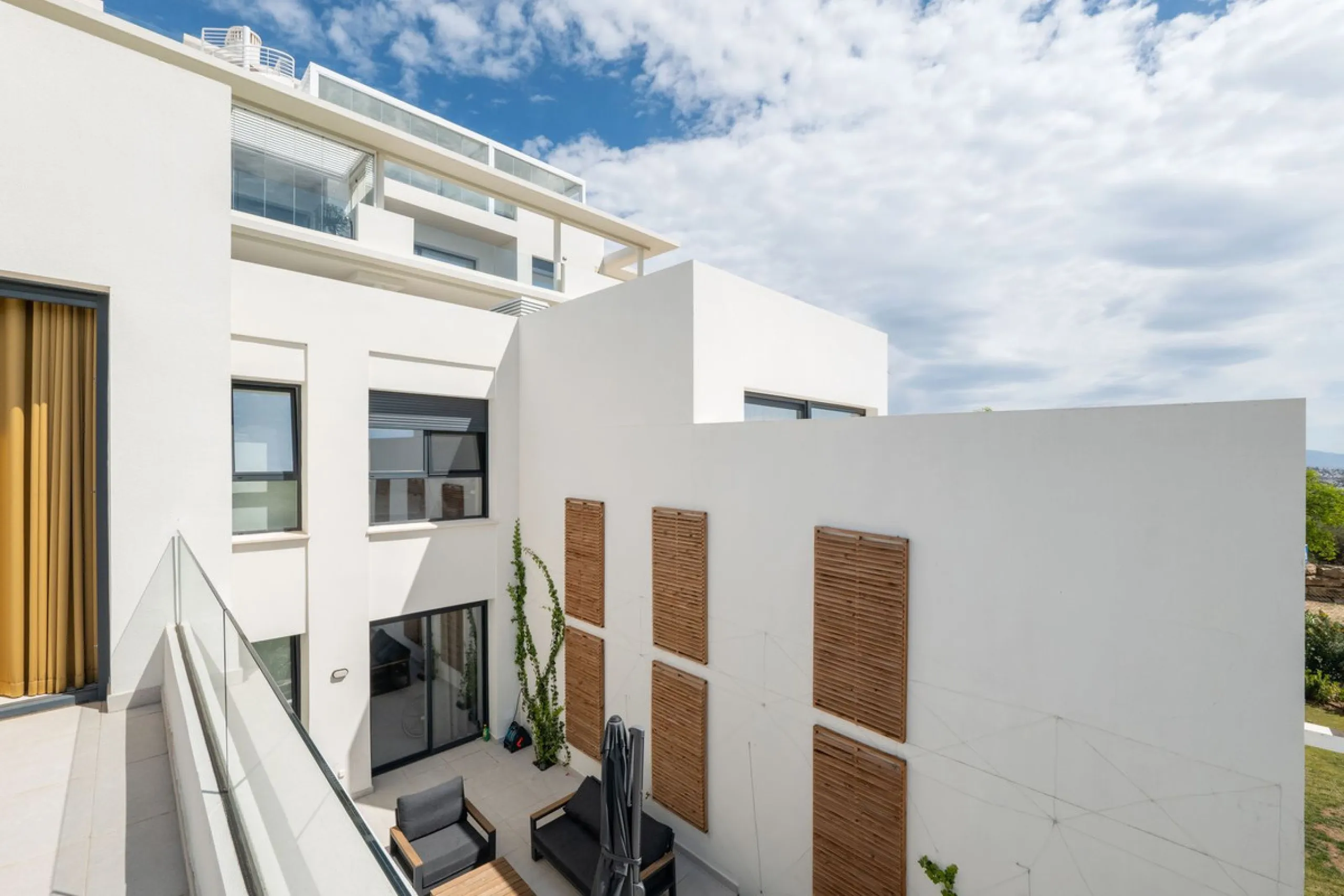 Discover this spacious and bright, beautiful townhouse located within the prestigious Finca Cortesin in Casares Costa. Available for sale, this 2-story property features 3 bedrooms and 3 bathrooms, offering ample space for comfortable living.