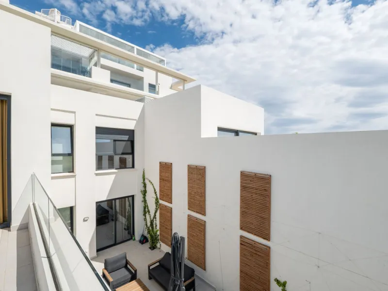 Discover this spacious and bright, beautiful townhouse located within the prestigious Finca Cortesin in Casares Costa. Available for sale, this 2-story property features 3 bedrooms and 3 bathrooms, offering ample space for comfortable living.