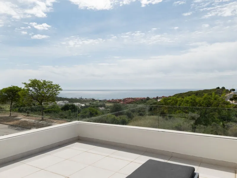 Discover this spacious and bright, beautiful townhouse located within the prestigious Finca Cortesin in Casares Costa. Available for sale, this 2-story property features 3 bedrooms and 3 bathrooms, offering ample space for comfortable living.