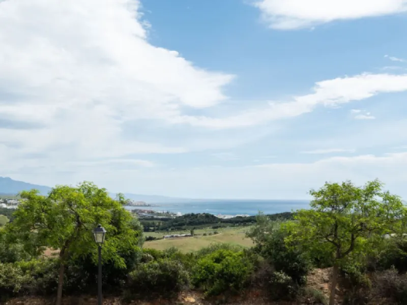 Discover this spacious and bright, beautiful townhouse located within the prestigious Finca Cortesin in Casares Costa. Available for sale, this 2-story property features 3 bedrooms and 3 bathrooms, offering ample space for comfortable living.