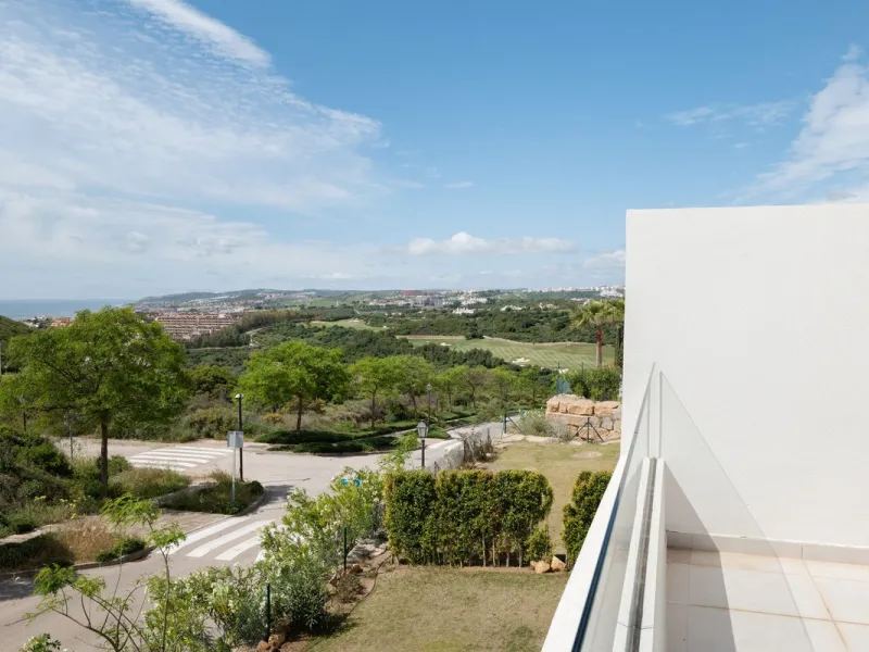Discover this spacious and bright, beautiful townhouse located within the prestigious Finca Cortesin in Casares Costa. Available for sale, this 2-story property features 3 bedrooms and 3 bathrooms, offering ample space for comfortable living.