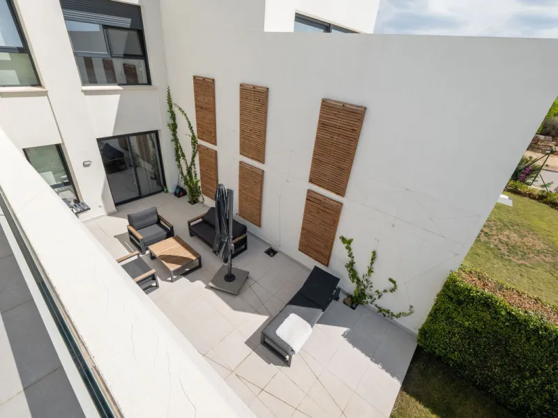 Discover this spacious and bright, beautiful townhouse located within the prestigious Finca Cortesin in Casares Costa. Available for sale, this 2-story property features 3 bedrooms and 3 bathrooms, offering ample space for comfortable living.
