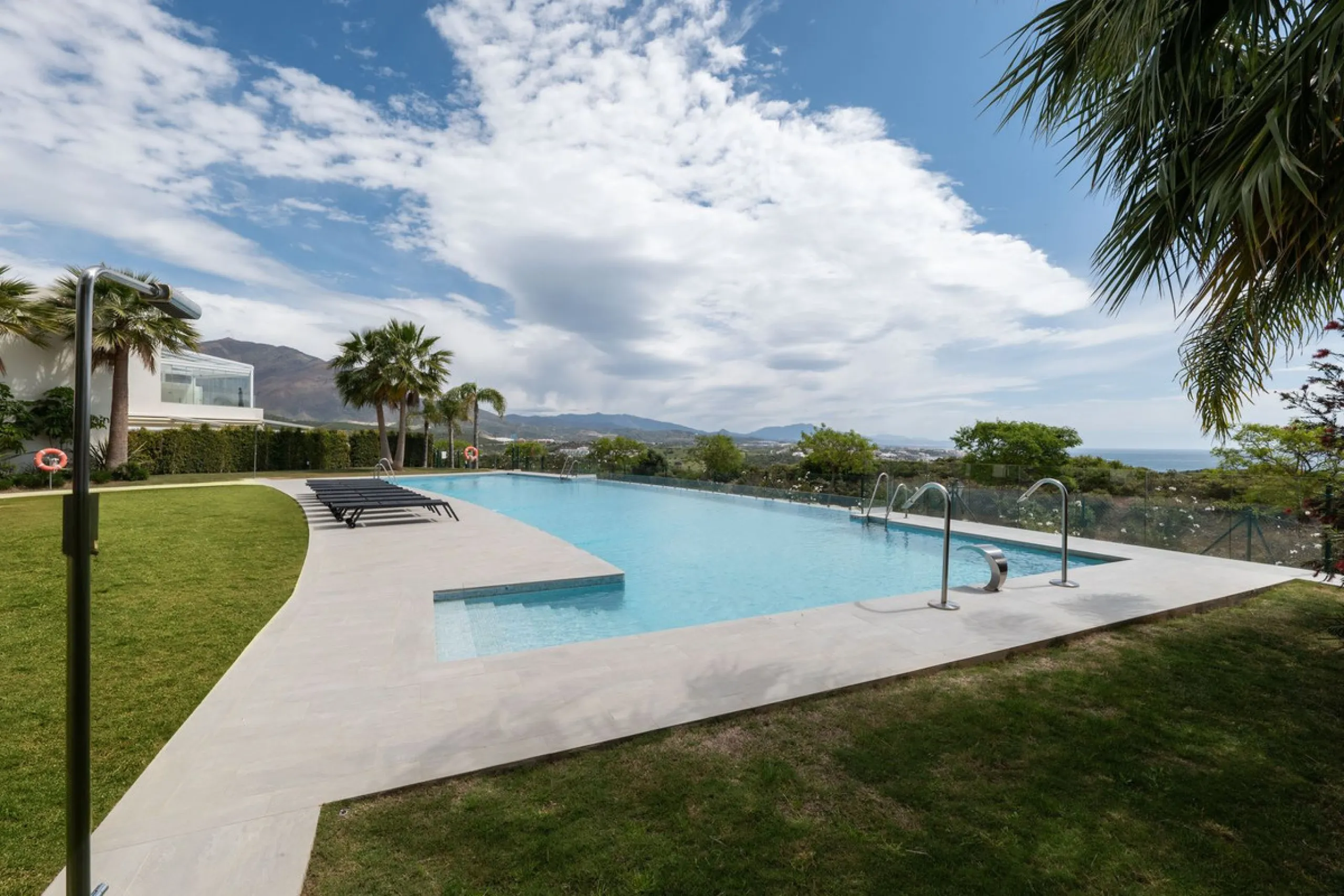 Discover this spacious and bright, beautiful townhouse located within the prestigious Finca Cortesin in Casares Costa. Available for sale, this 2-story property features 3 bedrooms and 3 bathrooms, offering ample space for comfortable living.
