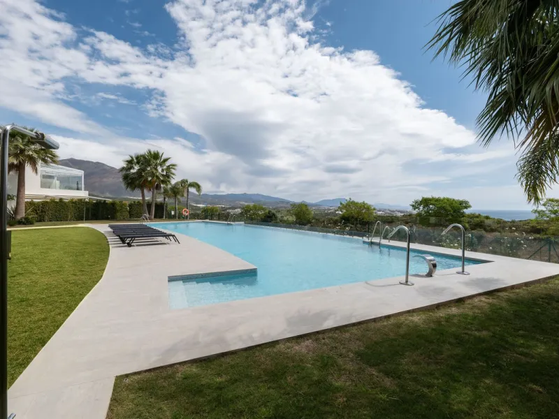 Discover this spacious and bright, beautiful townhouse located within the prestigious Finca Cortesin in Casares Costa. Available for sale, this 2-story property features 3 bedrooms and 3 bathrooms, offering ample space for comfortable living.