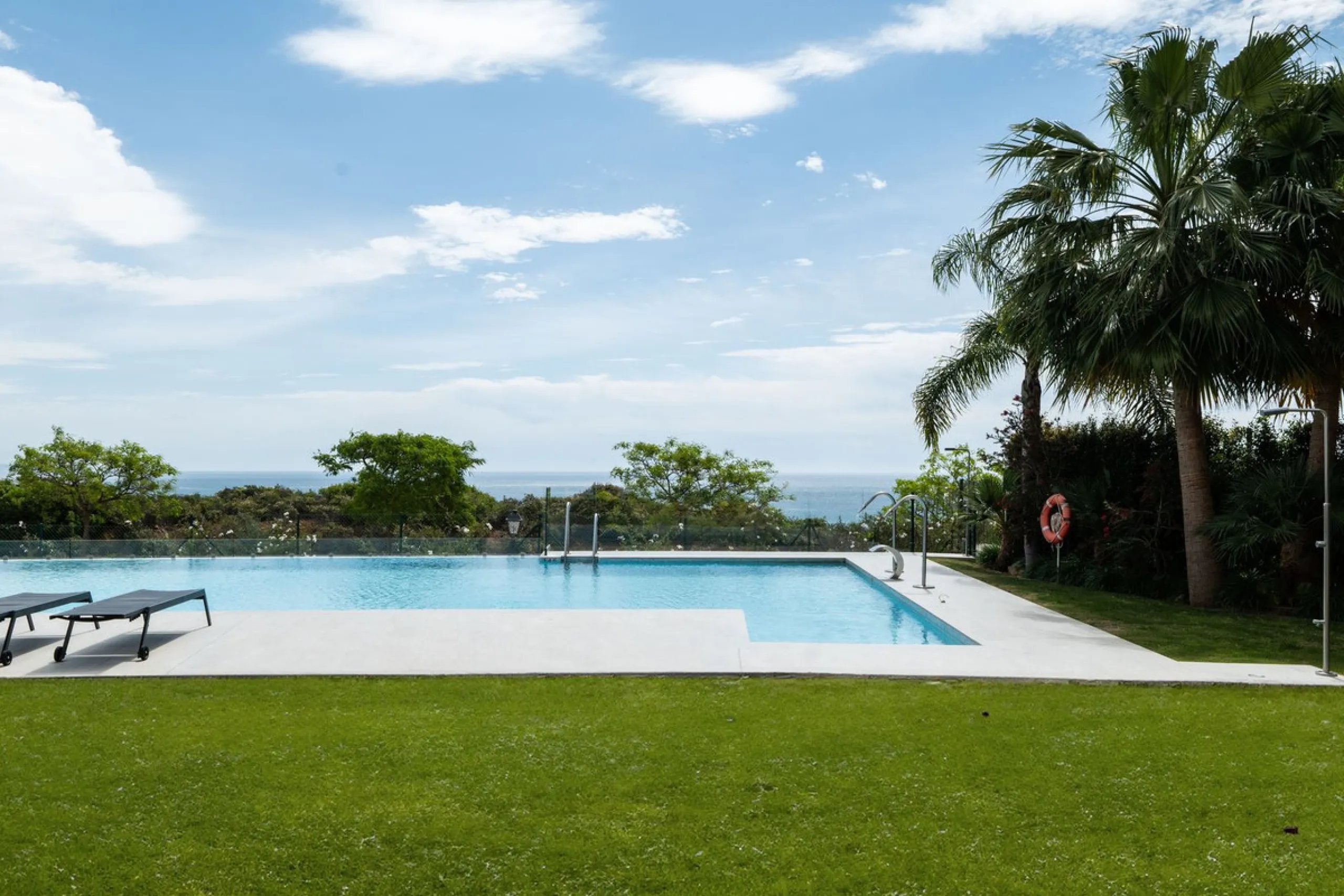 Discover this spacious and bright, beautiful townhouse located within the prestigious Finca Cortesin in Casares Costa. Available for sale, this 2-story property features 3 bedrooms and 3 bathrooms, offering ample space for comfortable living.
