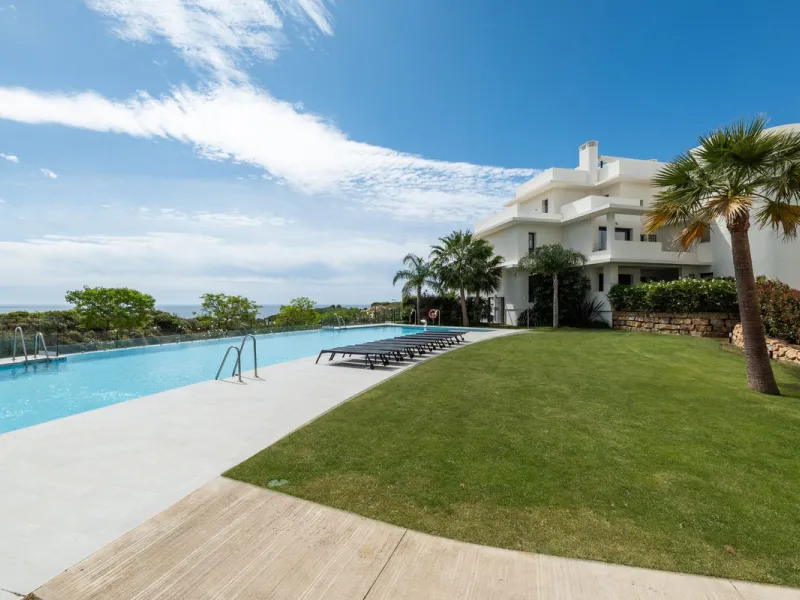 Discover this spacious and bright, beautiful townhouse located within the prestigious Finca Cortesin in Casares Costa. Available for sale, this 2-story property features 3 bedrooms and 3 bathrooms, offering ample space for comfortable living.