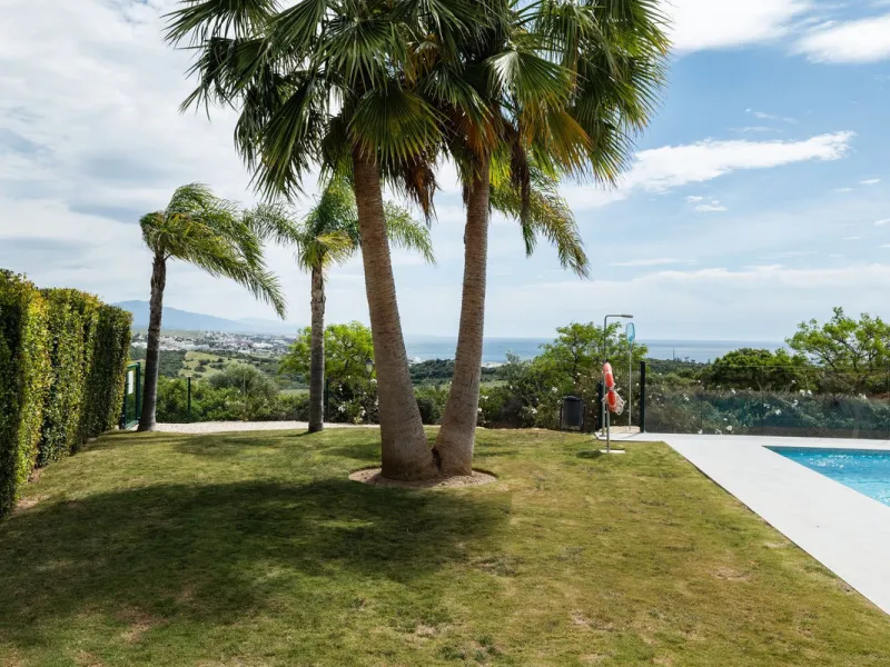 Discover this spacious and bright, beautiful townhouse located within the prestigious Finca Cortesin in Casares Costa. Available for sale, this 2-story property features 3 bedrooms and 3 bathrooms, offering ample space for comfortable living.