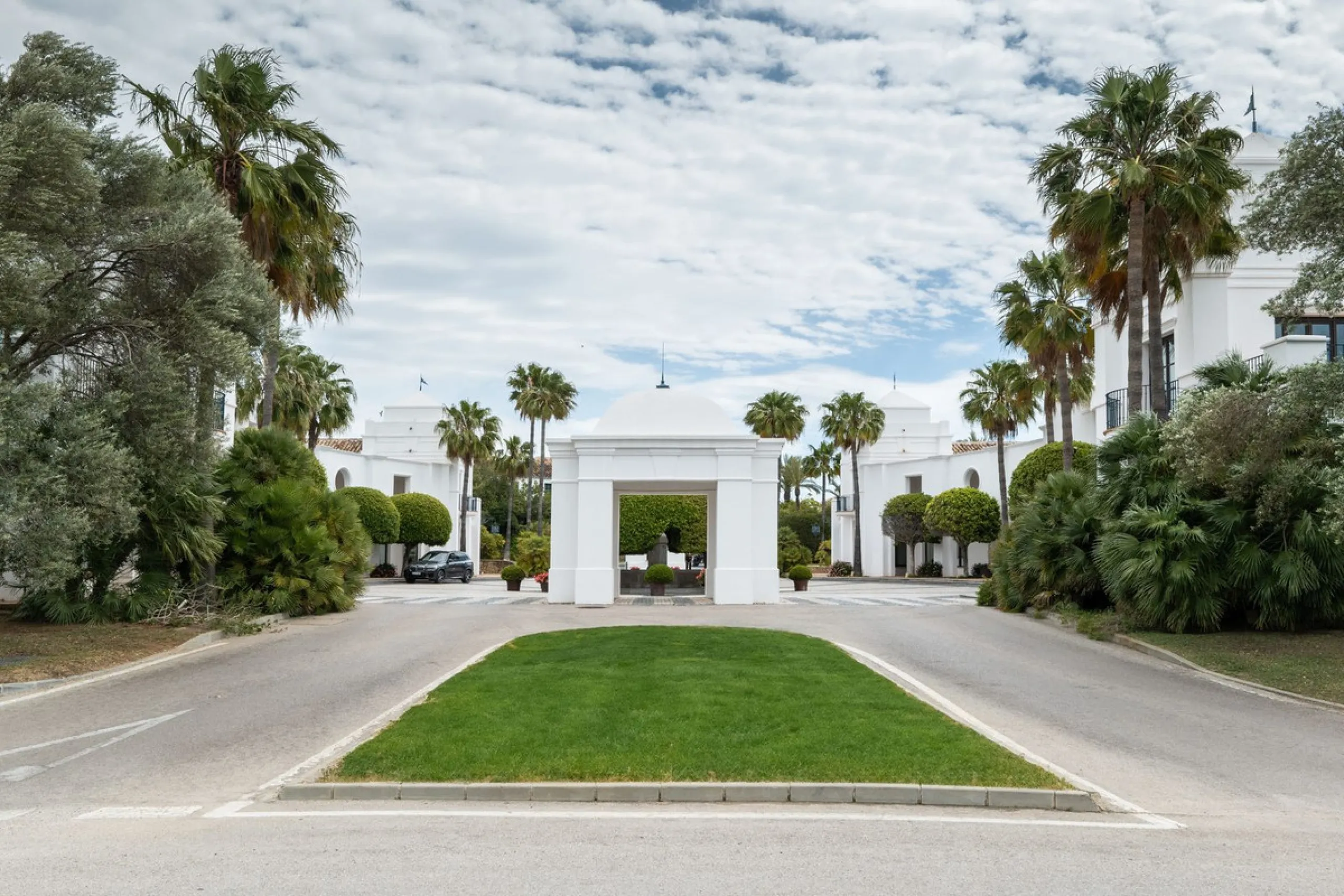 Discover this spacious and bright, beautiful townhouse located within the prestigious Finca Cortesin in Casares Costa. Available for sale, this 2-story property features 3 bedrooms and 3 bathrooms, offering ample space for comfortable living.