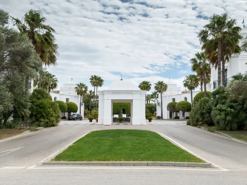 Discover this spacious and bright, beautiful townhouse located within the prestigious Finca Cortesin in Casares Costa. Available for sale, this 2-story property features 3 bedrooms and 3 bathrooms, offering ample space for comfortable living.