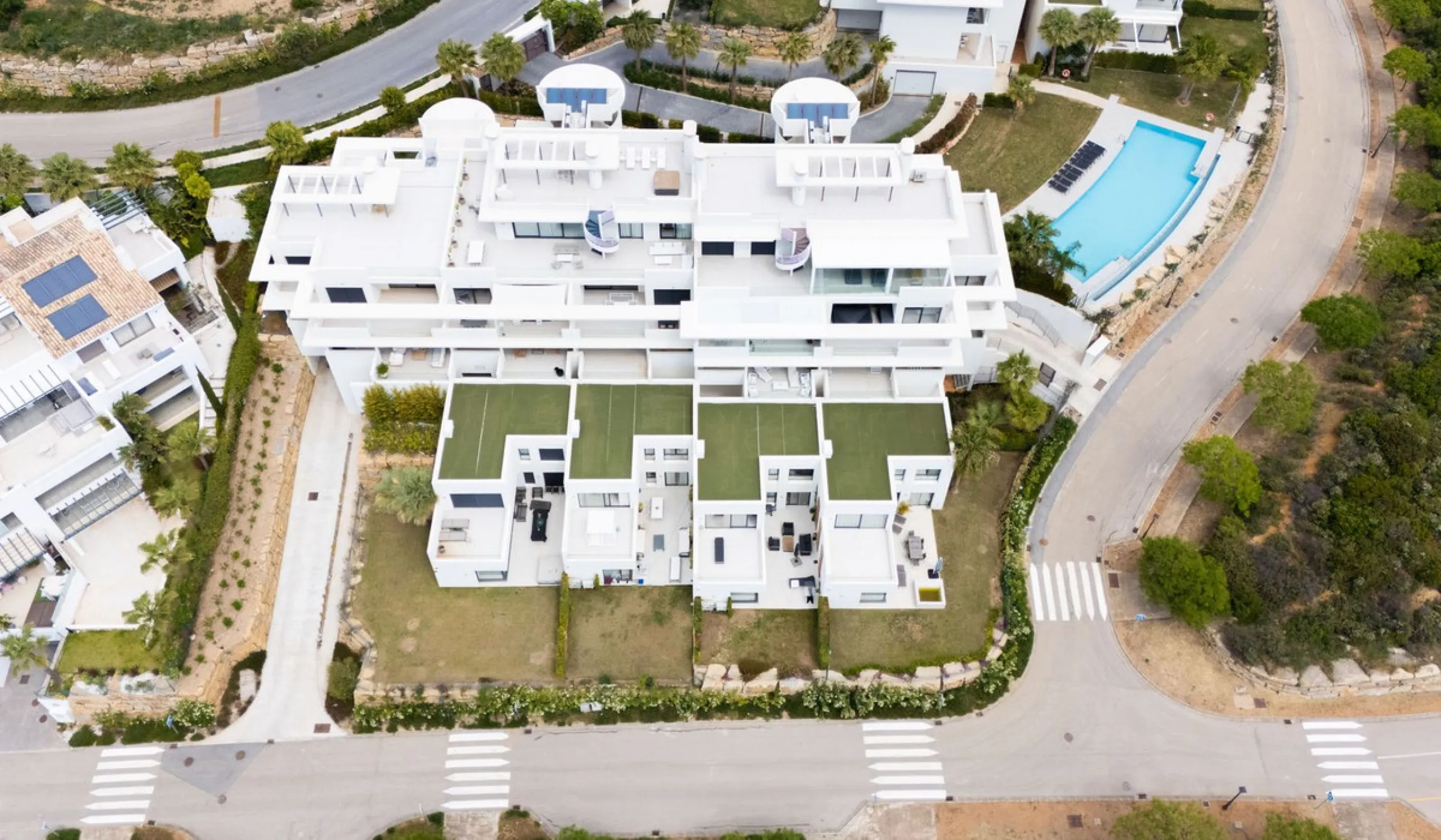 Discover this spacious and bright, beautiful townhouse located within the prestigious Finca Cortesin in Casares Costa. Available for sale, this 2-story property features 3 bedrooms and 3 bathrooms, offering ample space for comfortable living.