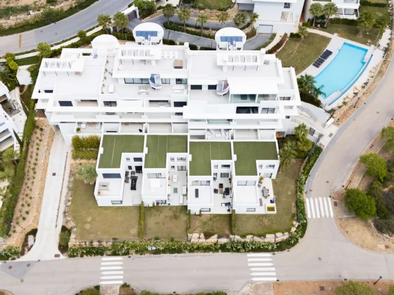 Discover this spacious and bright, beautiful townhouse located within the prestigious Finca Cortesin in Casares Costa. Available for sale, this 2-story property features 3 bedrooms and 3 bathrooms, offering ample space for comfortable living.
