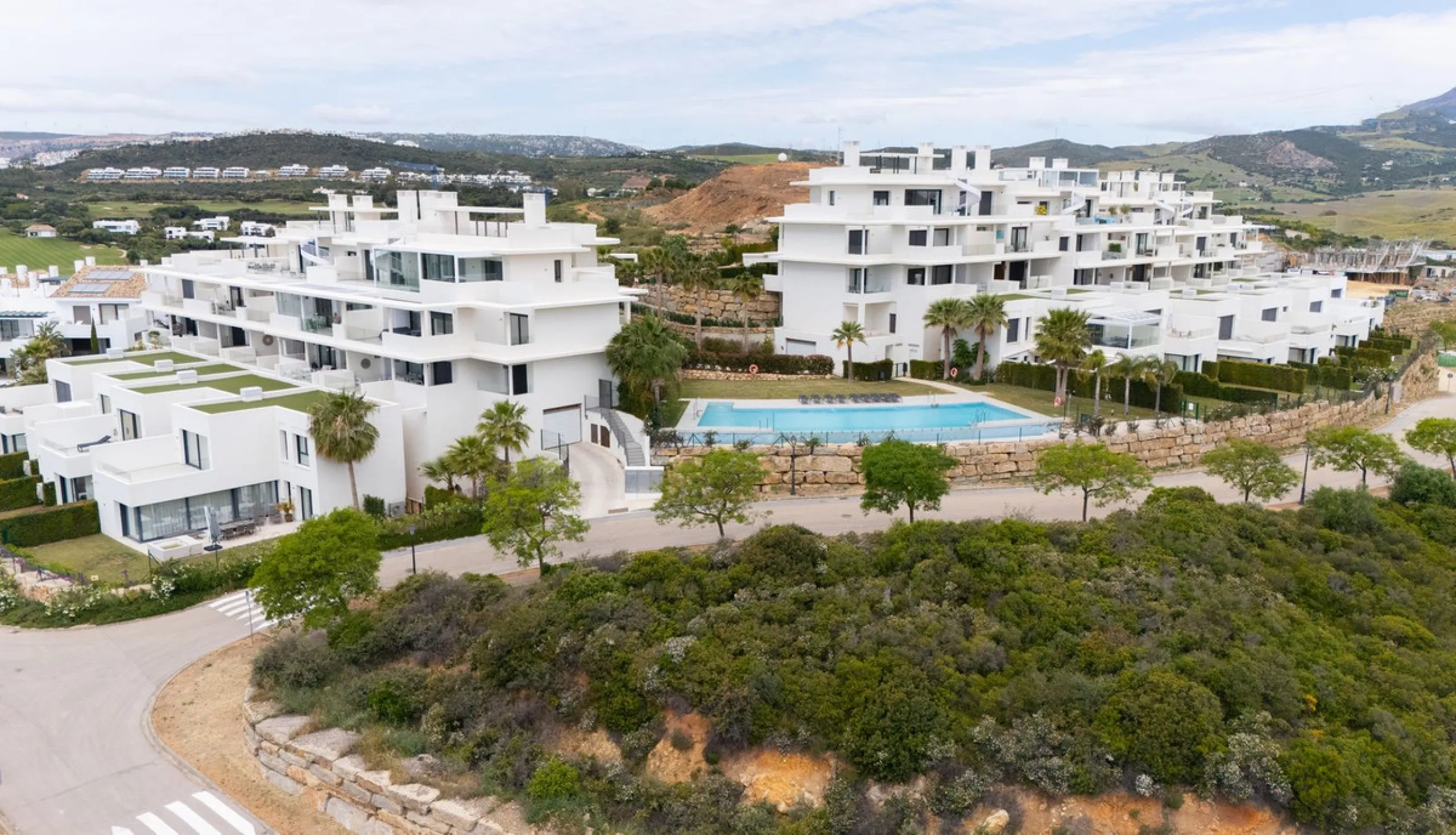 Discover this spacious and bright, beautiful townhouse located within the prestigious Finca Cortesin in Casares Costa. Available for sale, this 2-story property features 3 bedrooms and 3 bathrooms, offering ample space for comfortable living.