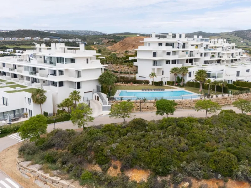 Discover this spacious and bright, beautiful townhouse located within the prestigious Finca Cortesin in Casares Costa. Available for sale, this 2-story property features 3 bedrooms and 3 bathrooms, offering ample space for comfortable living.