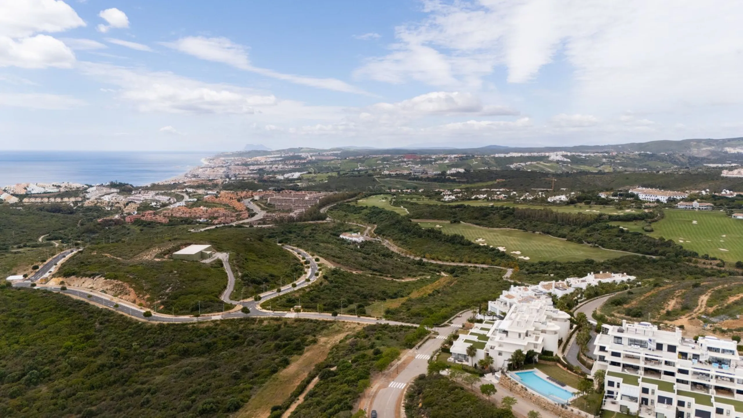 Discover this spacious and bright, beautiful townhouse located within the prestigious Finca Cortesin in Casares Costa. Available for sale, this 2-story property features 3 bedrooms and 3 bathrooms, offering ample space for comfortable living.