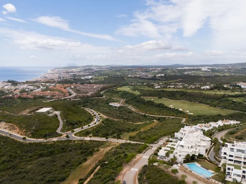 Discover this spacious and bright, beautiful townhouse located within the prestigious Finca Cortesin in Casares Costa. Available for sale, this 2-story property features 3 bedrooms and 3 bathrooms, offering ample space for comfortable living.