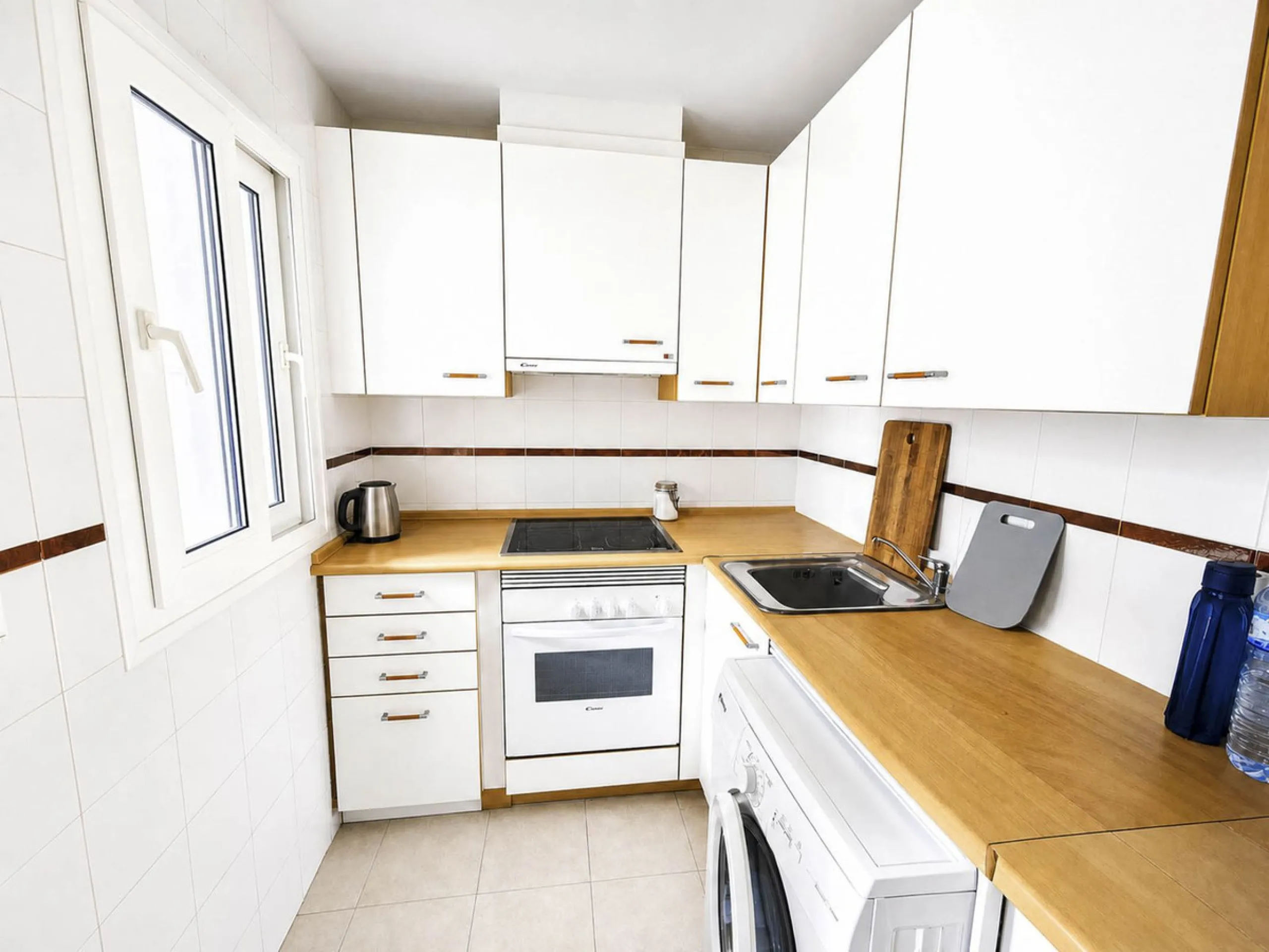 Fantastic 1-bedroom BEACHFRONT penthouse located in the well-known La Noria III development in San Luis de Sabinillas, straight at the beach and surrounded by all amenities.