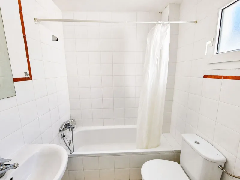 Fantastic 1-bedroom BEACHFRONT penthouse located in the well-known La Noria III development in San Luis de Sabinillas, straight at the beach and surrounded by all amenities.
