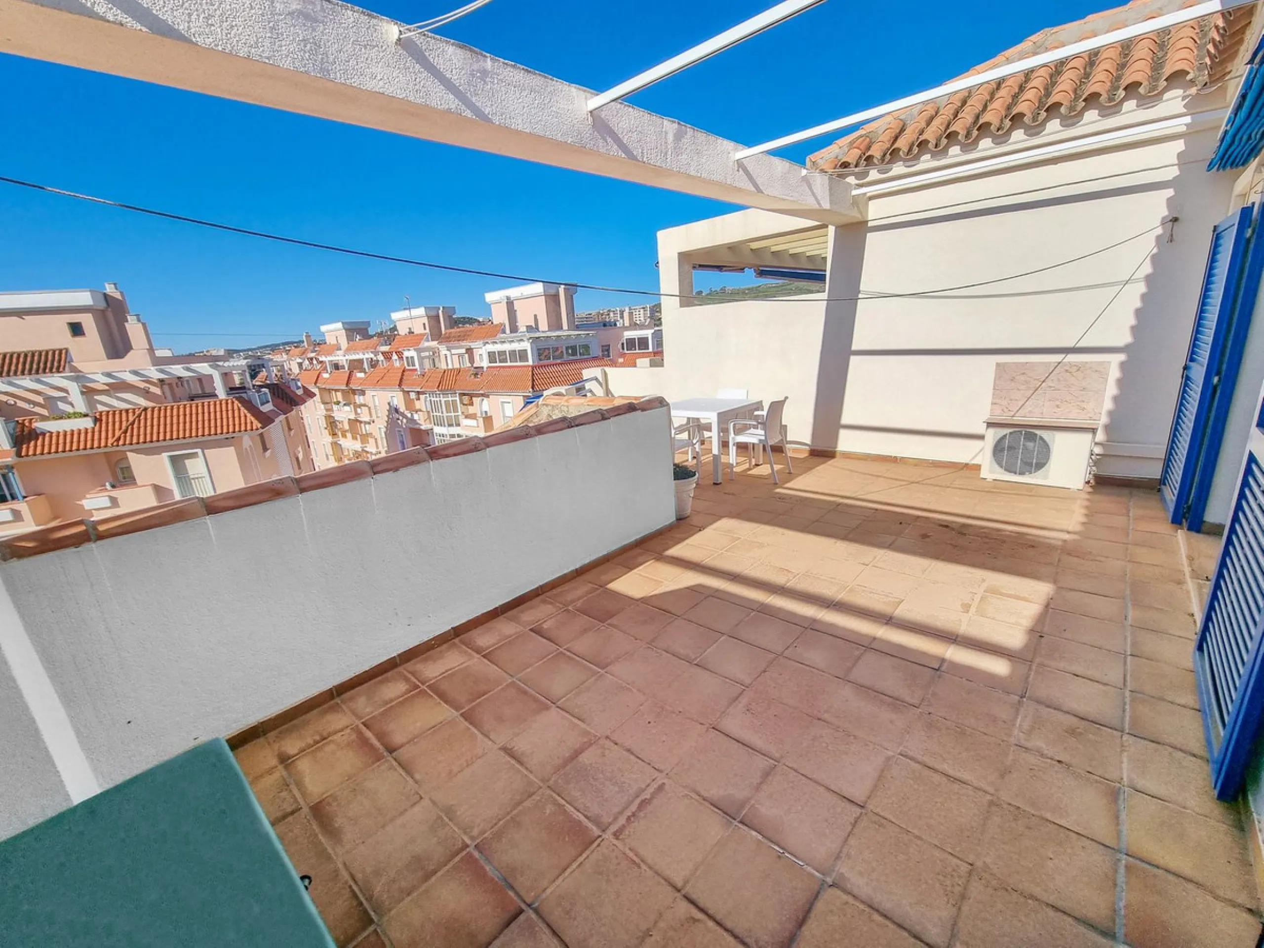 Fantastic 1-bedroom BEACHFRONT penthouse located in the well-known La Noria III development in San Luis de Sabinillas, straight at the beach and surrounded by all amenities.