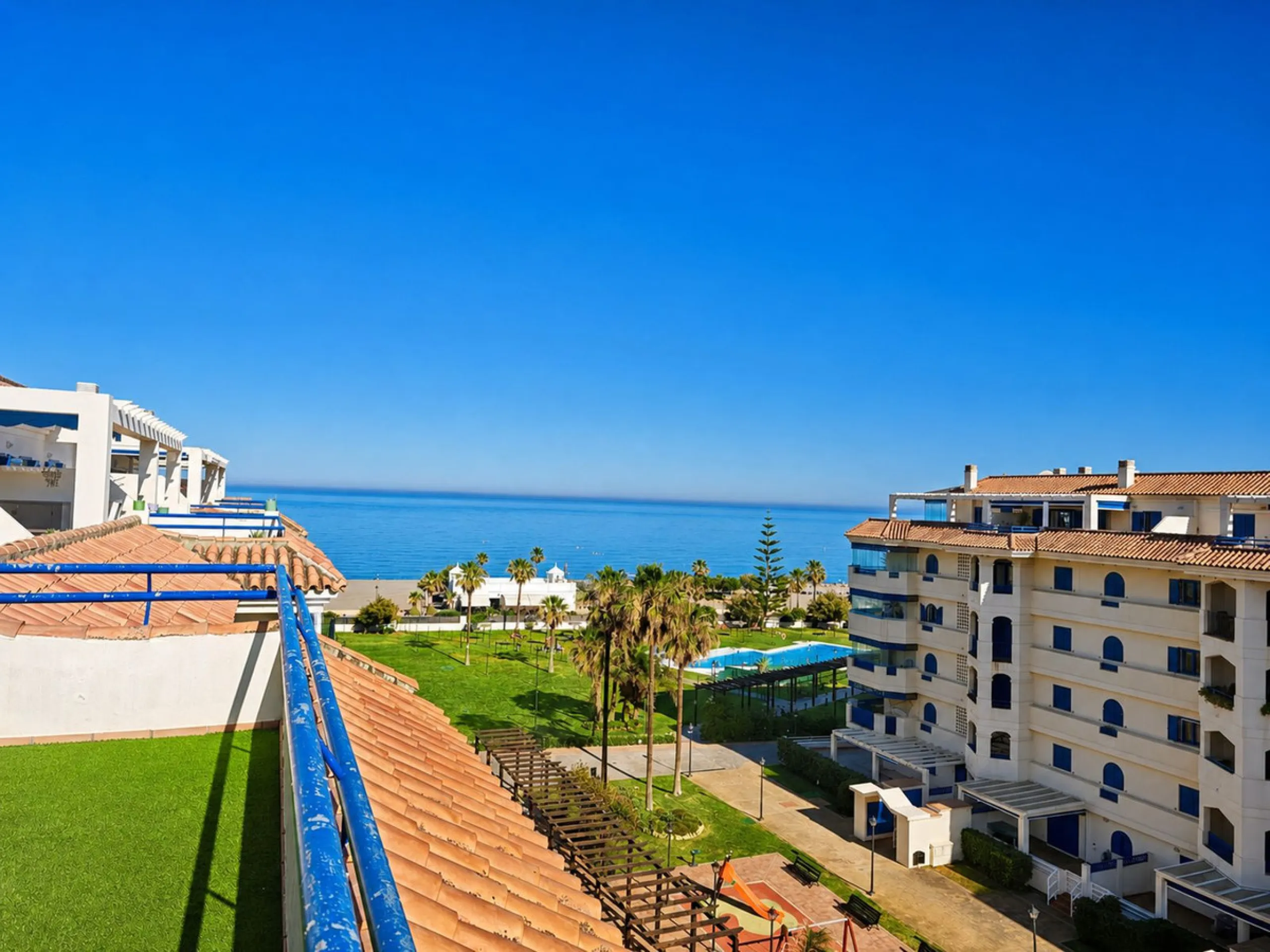 Fantastic 1-bedroom BEACHFRONT penthouse located in the well-known La Noria III development in San Luis de Sabinillas, straight at the beach and surrounded by all amenities.