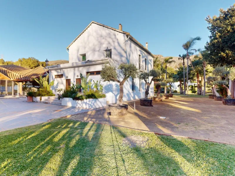 Commercial - Other в продаже в Torremolinos, Málaga. Площадь дома 520 м². Площадь участка 2250 м²