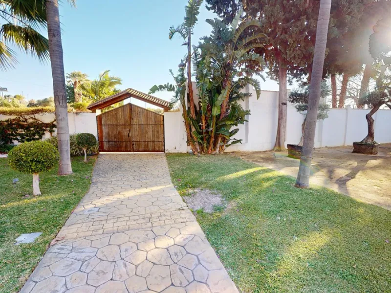 Commercial - Other в продаже в Torremolinos, Málaga. Площадь дома 520 м². Площадь участка 2250 м²