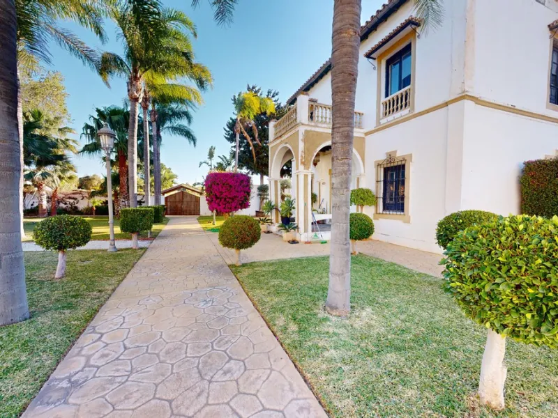 Commercial - Other в продаже в Torremolinos, Málaga. Площадь дома 520 м². Площадь участка 2250 м²