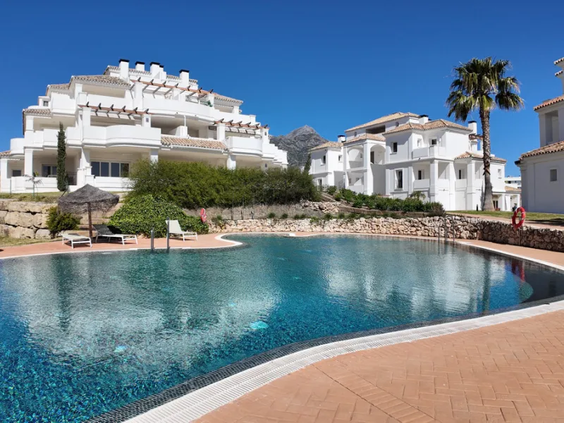 Diese moderne Wohnung liegt im begehrten Wohnkomplex Be Aloha, eingebettet in die prestigeträchtige Gegend Nueva Andalucia, Marbella, Malaga