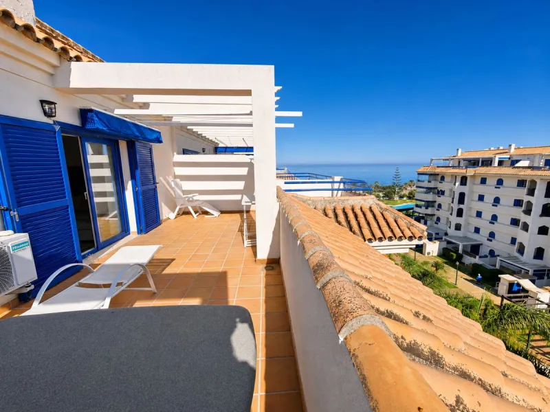 Fantastic 1-bedroom BEACHFRONT penthouse located in the well-known La Noria III development in San Luis de Sabinillas, straight at the beach and surrounded by all amenities.