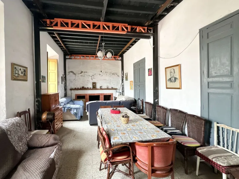 Immerse yourself in the magic of nature and history with this spectacular estate located in the Montes de Málaga Natural Park. Finca Lagar de Tolosa not only offers a unique living experience but also the opportunity to own a piece of Málaga's rich histor