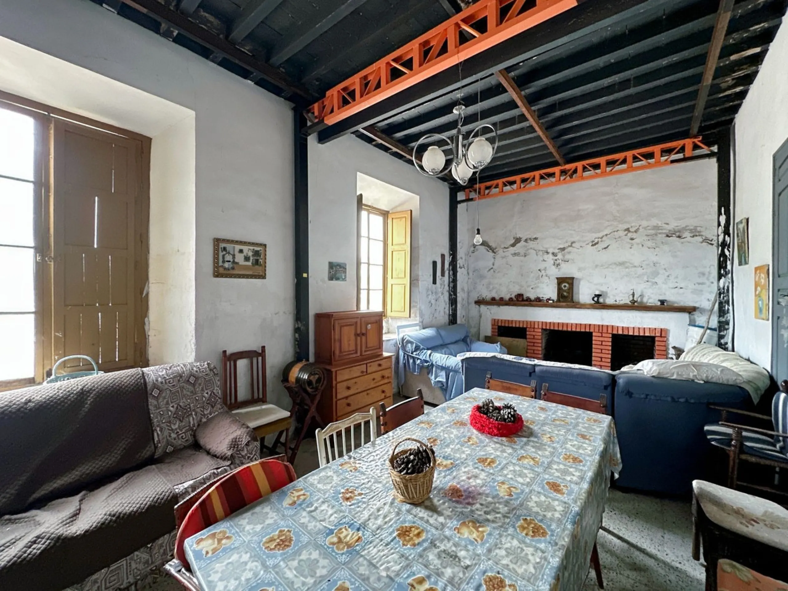 Immerse yourself in the magic of nature and history with this spectacular estate located in the Montes de Málaga Natural Park. Finca Lagar de Tolosa not only offers a unique living experience but also the opportunity to own a piece of Málaga's rich histor