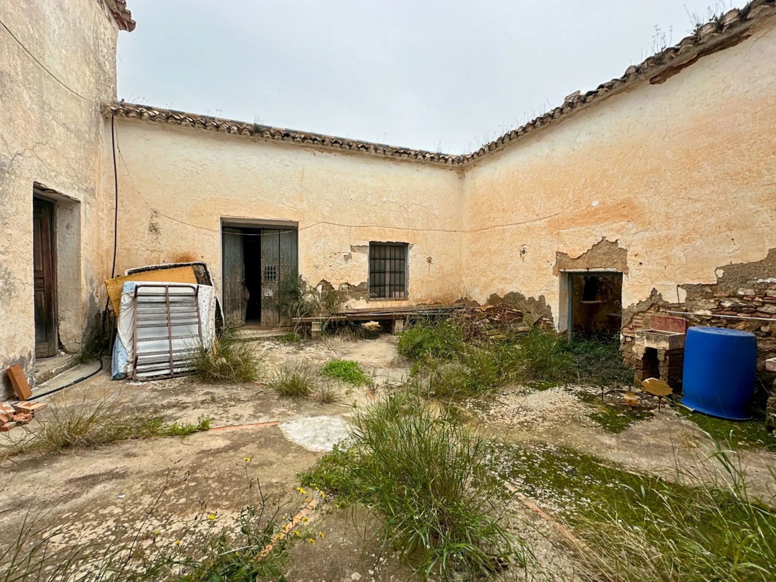 Immerse yourself in the magic of nature and history with this spectacular estate located in the Montes de Málaga Natural Park. Finca Lagar de Tolosa not only offers a unique living experience but also the opportunity to own a piece of Málaga's rich histor