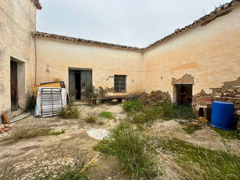 Immerse yourself in the magic of nature and history with this spectacular estate located in the Montes de Málaga Natural Park. Finca Lagar de Tolosa not only offers a unique living experience but also the opportunity to own a piece of Málaga's rich histor