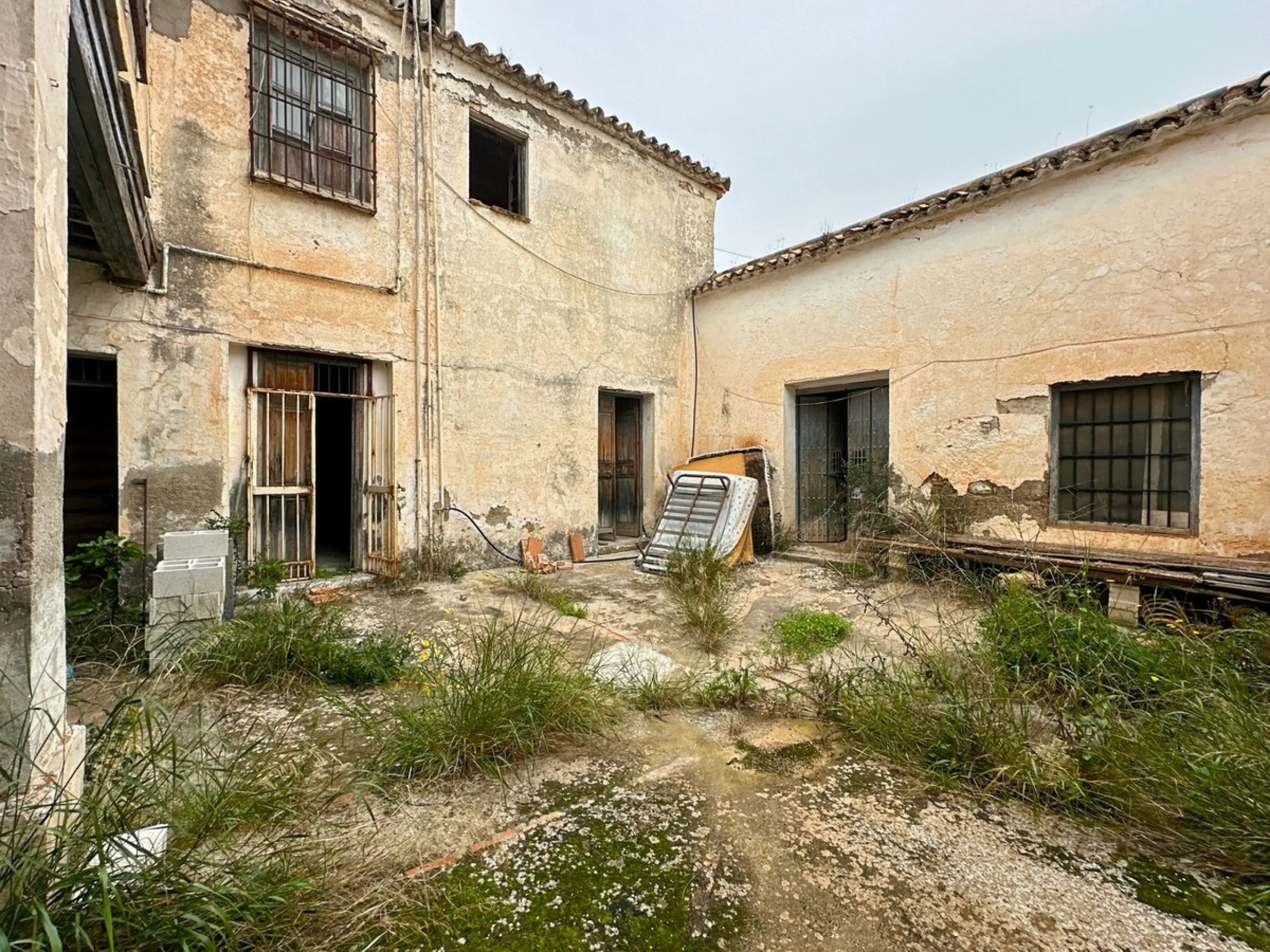 Immerse yourself in the magic of nature and history with this spectacular estate located in the Montes de Málaga Natural Park. Finca Lagar de Tolosa not only offers a unique living experience but also the opportunity to own a piece of Málaga's rich histor