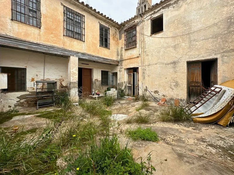 Immerse yourself in the magic of nature and history with this spectacular estate located in the Montes de Málaga Natural Park. Finca Lagar de Tolosa not only offers a unique living experience but also the opportunity to own a piece of Málaga's rich histor