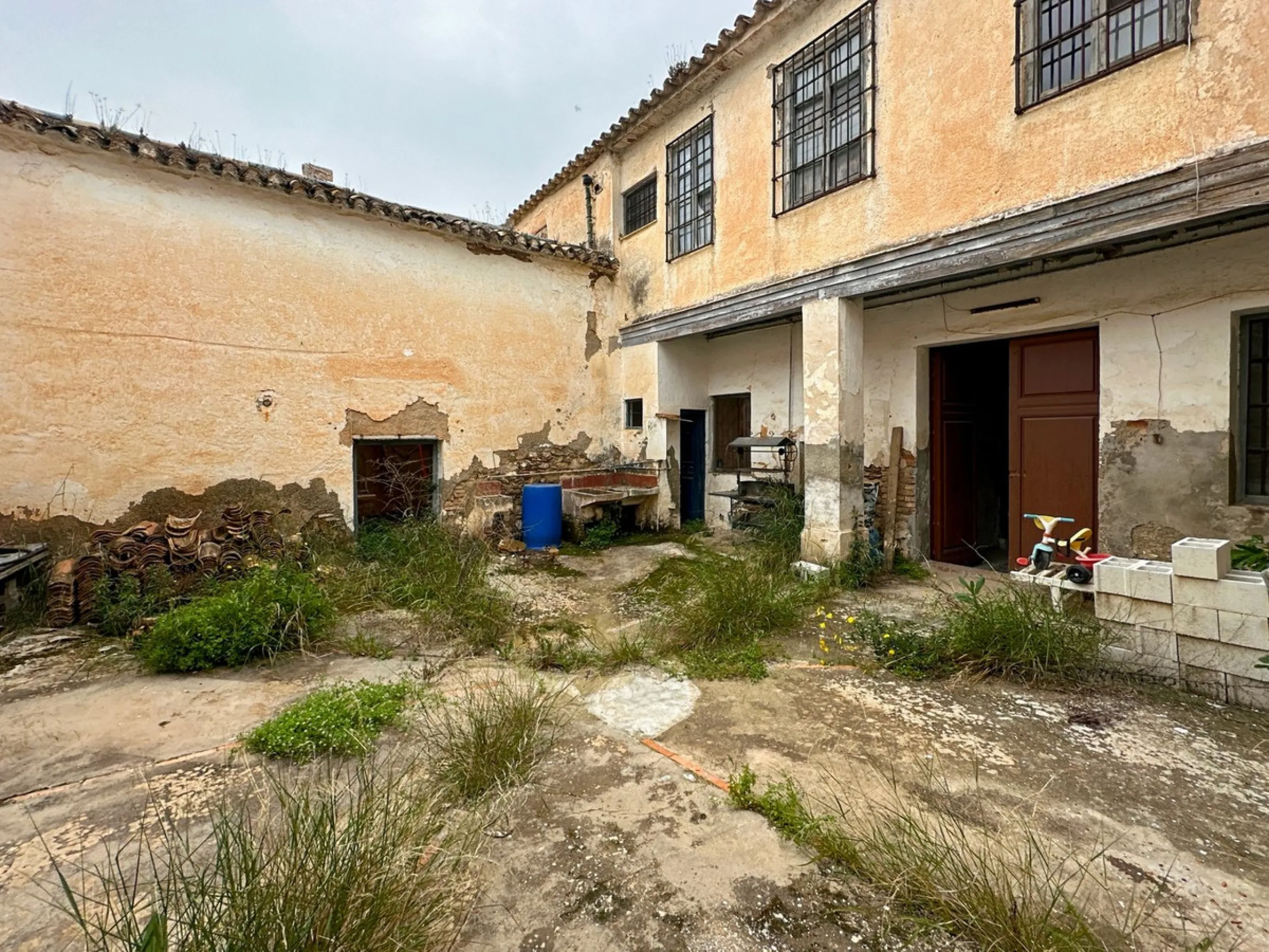 Immerse yourself in the magic of nature and history with this spectacular estate located in the Montes de Málaga Natural Park. Finca Lagar de Tolosa not only offers a unique living experience but also the opportunity to own a piece of Málaga's rich histor