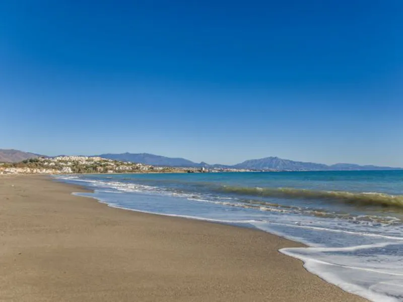 Fantastic 1-bedroom BEACHFRONT penthouse located in the well-known La Noria III development in San Luis de Sabinillas, straight at the beach and surrounded by all amenities.
