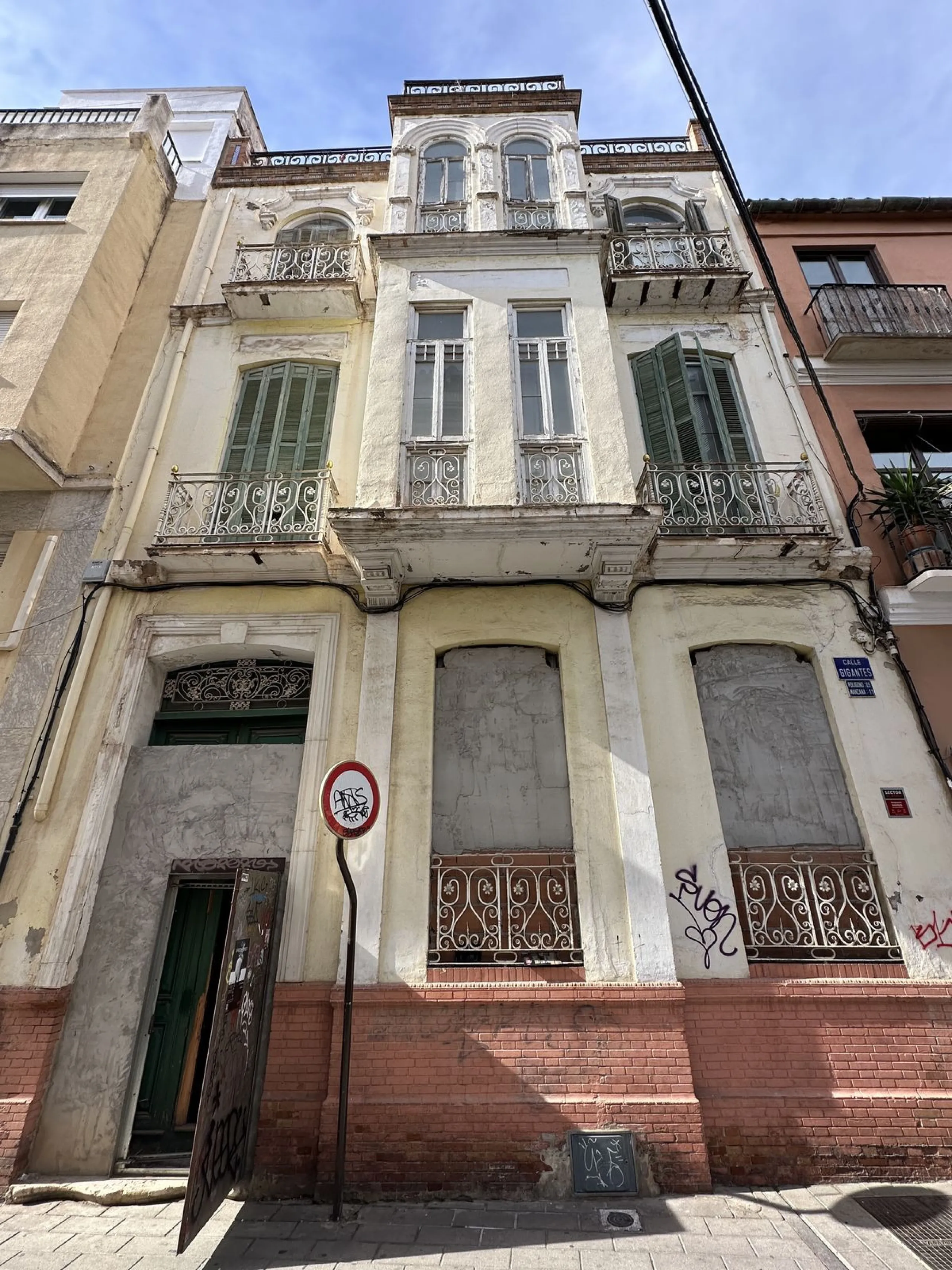 Building in the Malaga Centro Historico with hidden charm and beauty! Built with traditional regional architectural style and documented in the Malaga book of architecture.