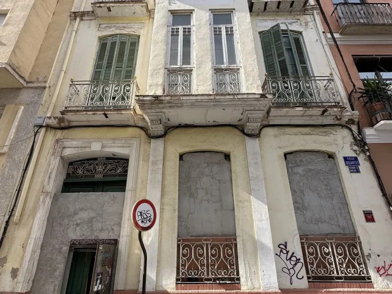 Building in the Malaga Centro Historico with hidden charm and beauty! Built with traditional regional architectural style and documented in the Malaga book of architecture.