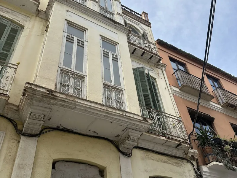 Building in the Malaga Centro Historico with hidden charm and beauty! Built with traditional regional architectural style and documented in the Malaga book of architecture.