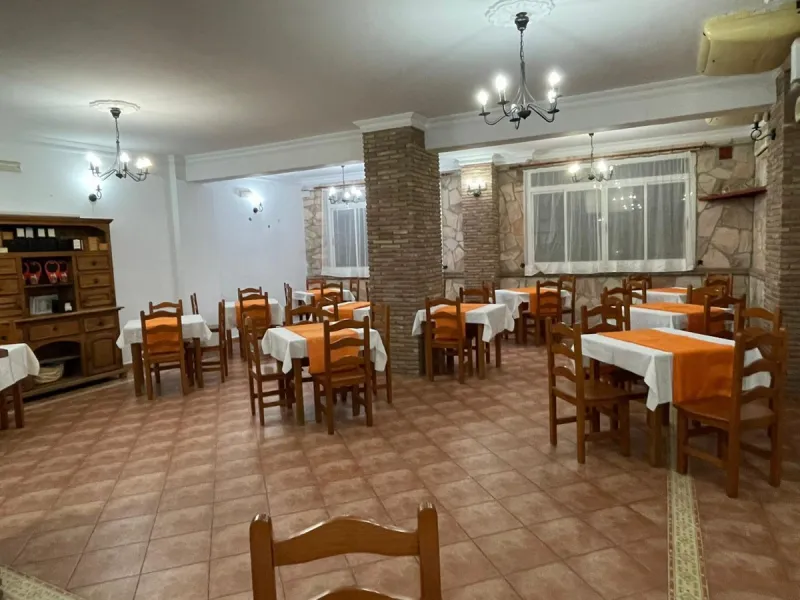 Discover an exceptional opportunity to open your own restaurant on the stunning coast of Chilches Costa! With a built area of 188 m2, this restaurant offers plenty of space to bring your culinary dreams to life. Enjoy the picturesque atmosphere with an in