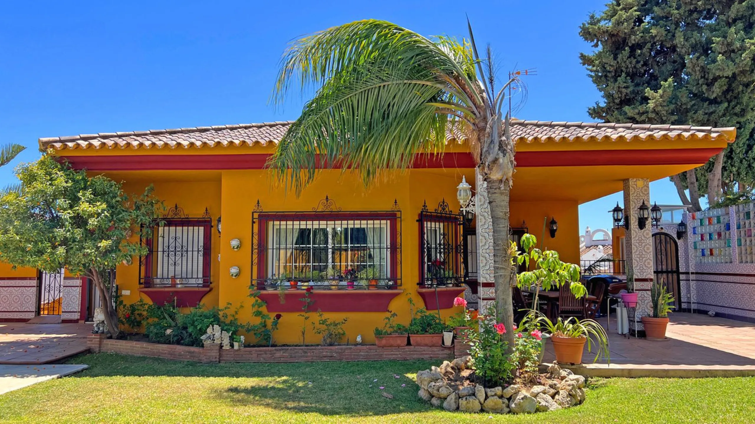 Looking for a new place to call home? This huge villa located in the lower area of La Reserva de Marbella is the perfect choice.