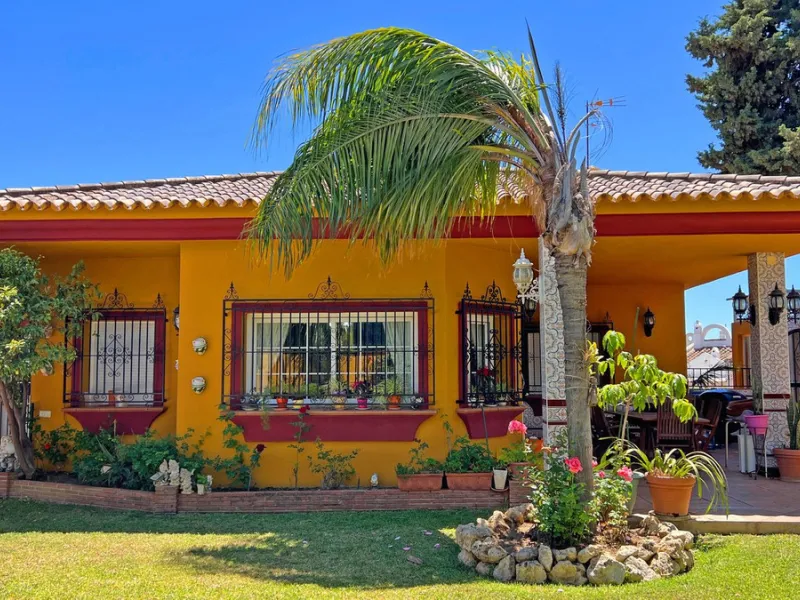 Looking for a new place to call home? This huge villa located in the lower area of La Reserva de Marbella is the perfect choice.